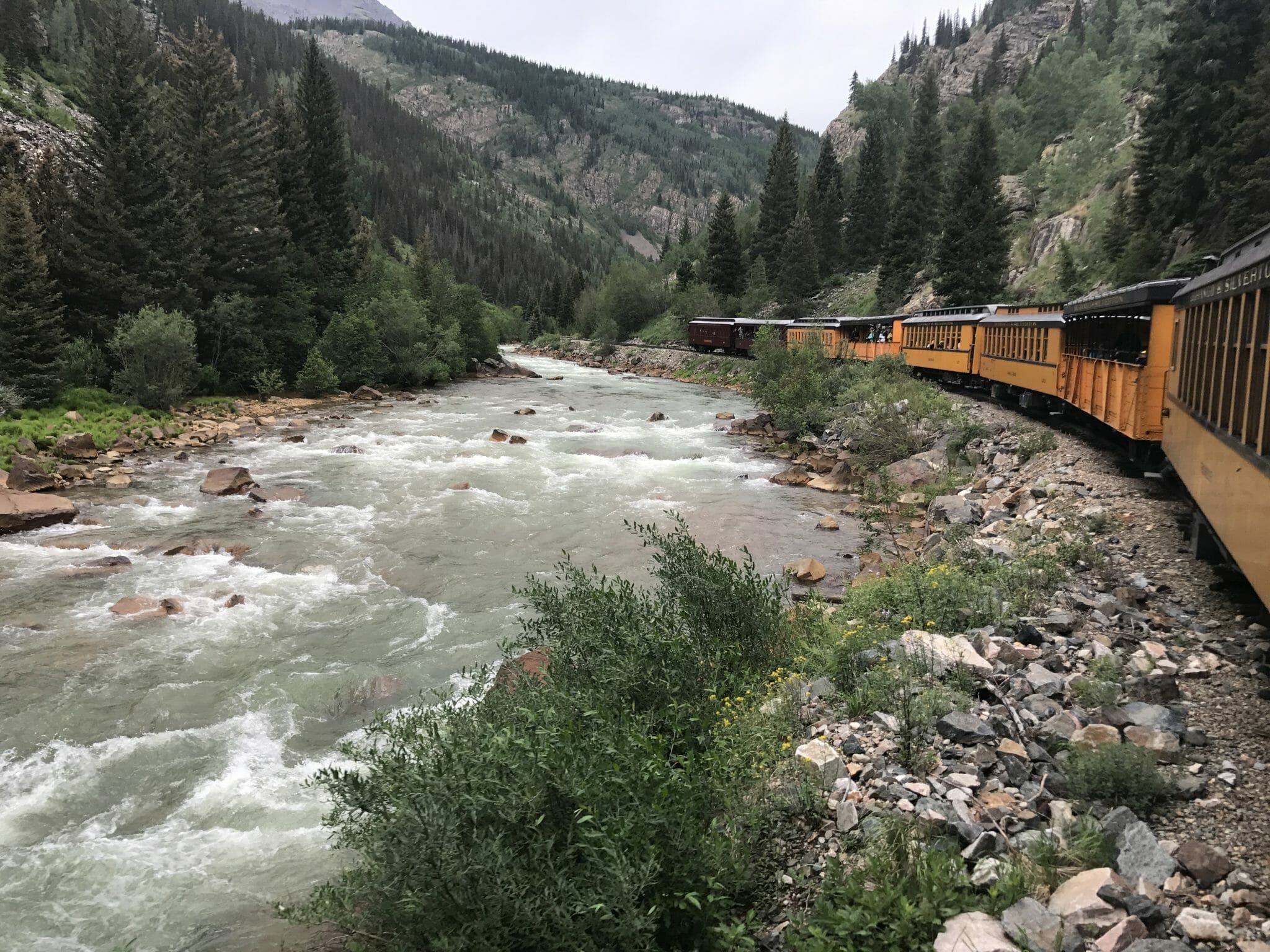 le train durango et silverton le long de la rivière